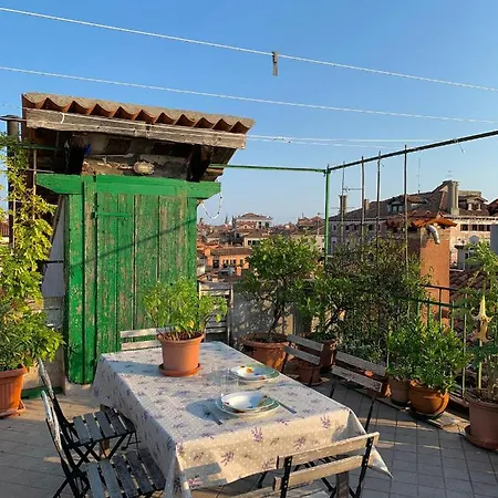 Regina - A Cosy Air Conditioned Just Minutes From Rialto Venetië