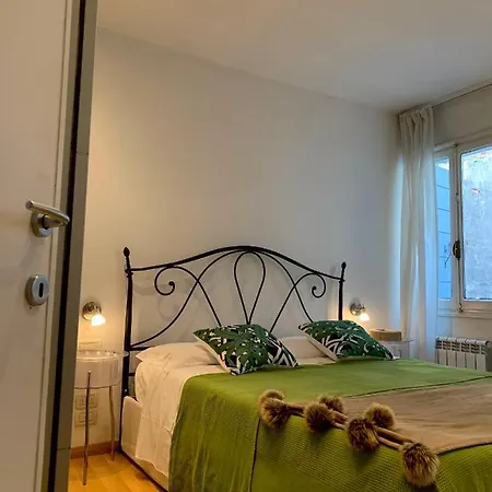 Regina - Romantic Near Rialto Апартаменты *